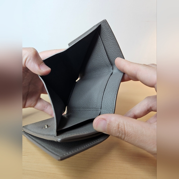 SAINT LAURENT GUC Greige Leather Trifold Wallet - Picture 8 of 14